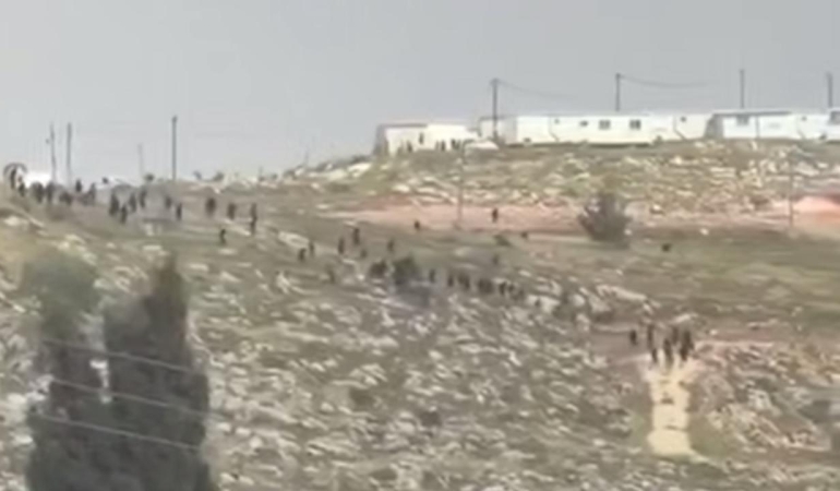 İşgalci İsrailliler, Batı Şeria'da Filistinlilere ve evlerine saldırdı