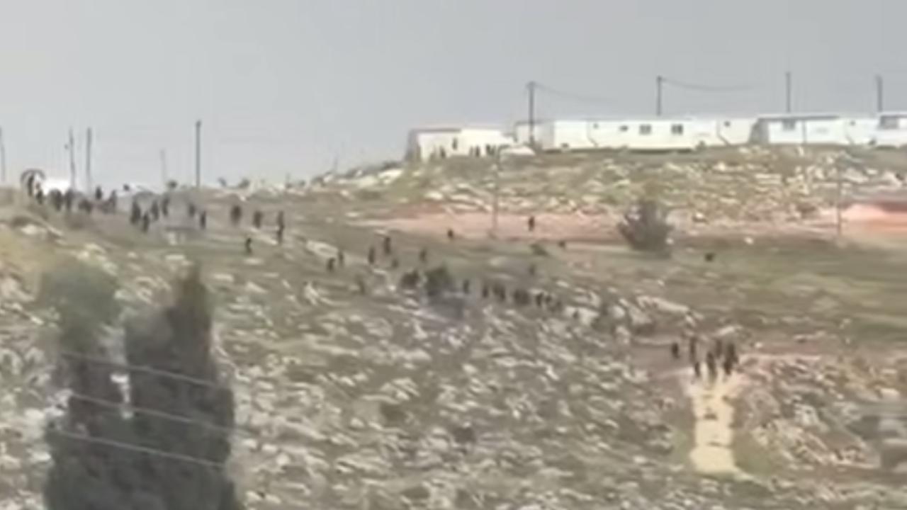 İşgalci İsrailliler, Batı Şeria'da Filistinlilere ve evlerine saldırdı