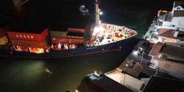 İstanbul Boğazında gemi yalıya metreler kala karaya oturdu