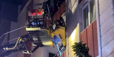 İstanbul'da 4 katlı binada yangın paniği: Mahsur kalanlar böyle kurtarıldı