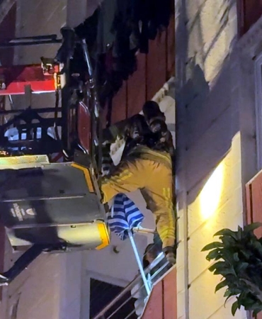 İstanbul'da 4 katlı binada yangın paniği: Mahsur kalanlar böyle kurtarıldı