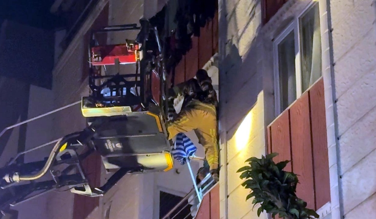 İstanbul'da 4 katlı binada yangın paniği: Mahsur kalanlar böyle kurtarıldı