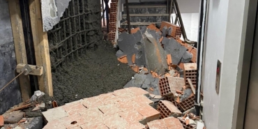 İstanbul'da inşaat sırasında yan binanın duvarı yıkıldı