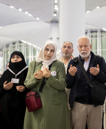 İstanbul'dan ilk hac kafilesi kutsal topraklara uğurlandı