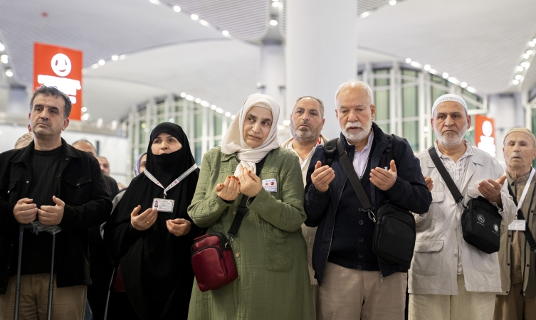 İstanbul'dan ilk hac kafilesi kutsal topraklara uğurlandı
