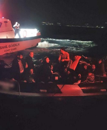 İzmir açıklarında 24 düzensiz göçmen yakalandı
