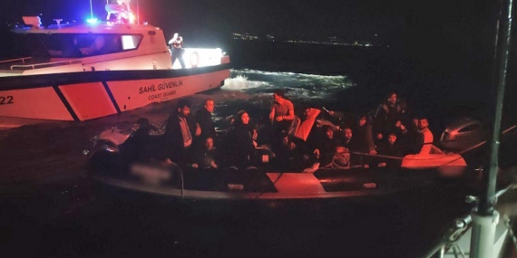 İzmir açıklarında 24 düzensiz göçmen yakalandı