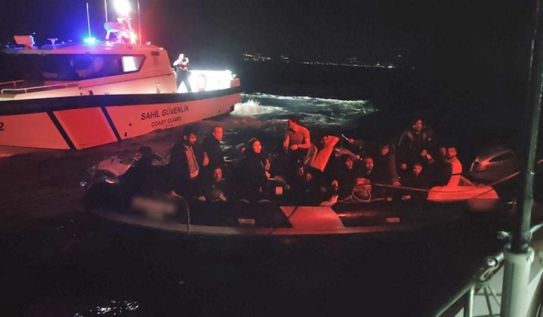 İzmir açıklarında 24 düzensiz göçmen yakalandı
