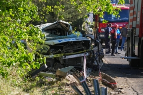 İzmir'de karşı şeride geçen tır 9 araca çarptı