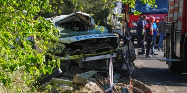 İzmir'de karşı şeride geçen tır 9 araca çarptı