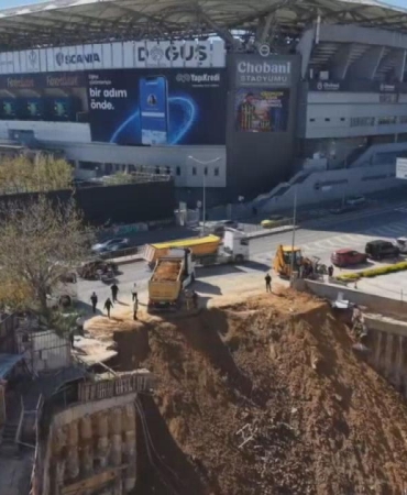 Kadıköy'de inşaat alanındaki duvar çöktü