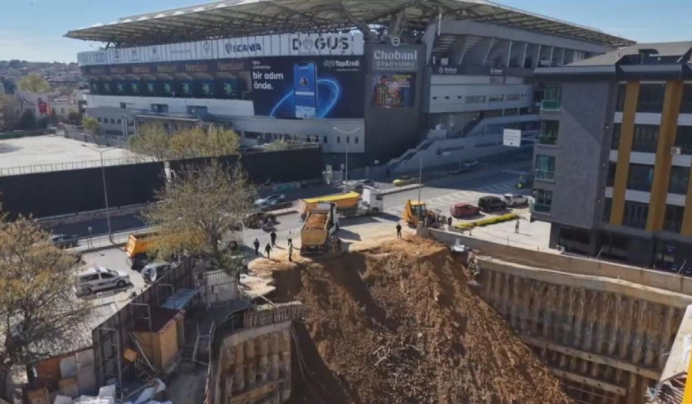 Kadıköy'de inşaat alanındaki duvar çöktü