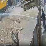 Kaldırımda yürürken kafasına beton parçası düşen çocuk hayatını kaybetti