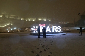 Kars'ta baharda yağan kar kenti beyaza bürüdü