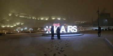 Kars'ta baharda yağan kar kenti beyaza bürüdü