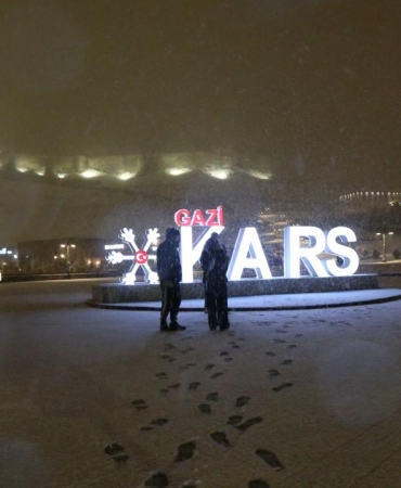 Kars'ta baharda yağan kar kenti beyaza bürüdü