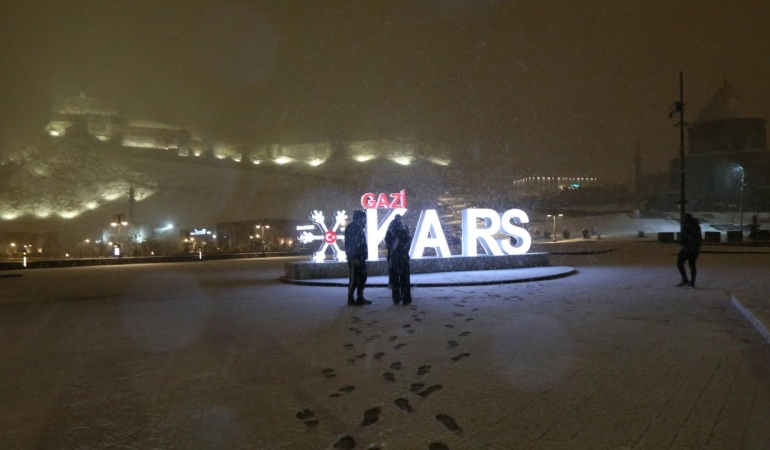Kars'ta baharda yağan kar kenti beyaza bürüdü