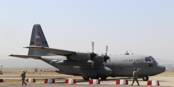 Katarda, ABDye ait ElUdeyd Üssüne askeri sevkiyat uçaklarının indiği görüldü