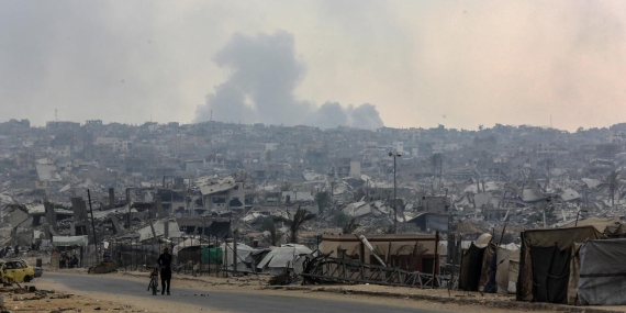 Katil İsrail, Gazze'de hastane yakınına saldırdı: 6 yaralı