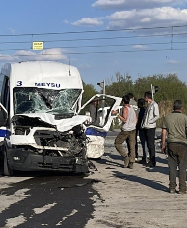 Kayseri'de kamyon ile işçi servisi çarpıştı