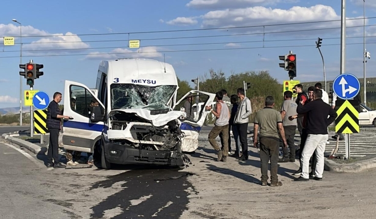 Kayseri'de kamyon ile işçi servisi çarpıştı