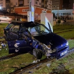 Kayseri'de otomobil tramvay yoluna girdi: 1 yaralı