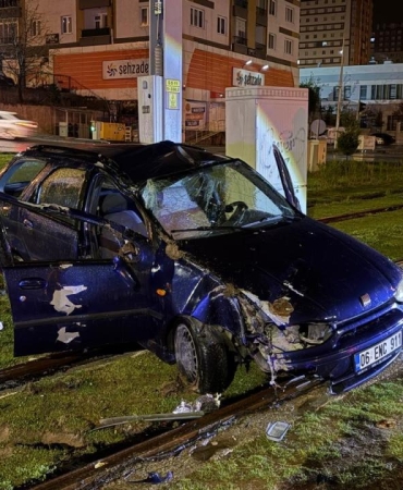 Kayseri'de otomobil tramvay yoluna girdi: 1 yaralı