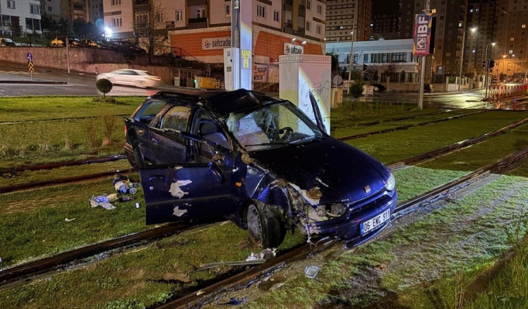 Kayseri'de otomobil tramvay yoluna girdi: 1 yaralı