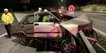 Kütahya'da bariyere çarpan otomobilin sürücüsü ağır yaralandı