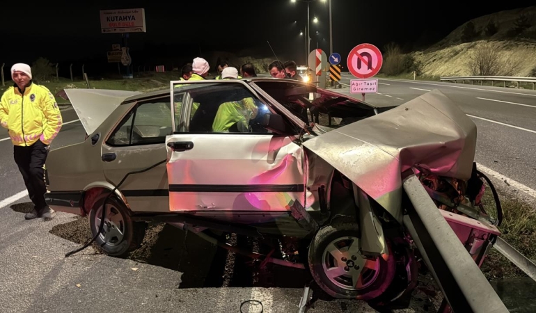 Kütahya'da bariyere çarpan otomobilin sürücüsü ağır yaralandı