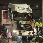 Kütahya'da kırmızı ışıkta bekleyen araca çarpan tır sürücüsü ağır yaralandı