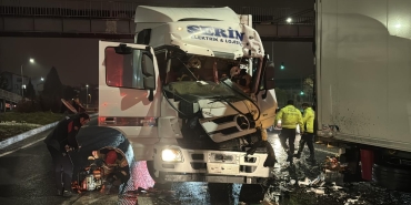 Kütahya'da kırmızı ışıkta bekleyen araca çarpan tır sürücüsü ağır yaralandı