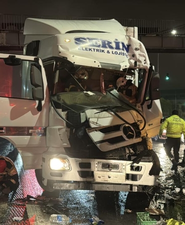 Kütahya'da kırmızı ışıkta bekleyen araca çarpan tır sürücüsü ağır yaralandı