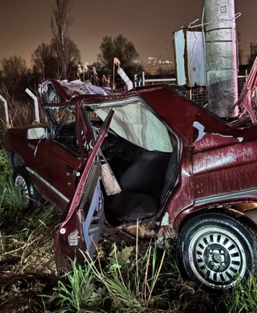 Kütahya'da otomobil beton direğe çarptı: 1 öldü, 1 yaralı