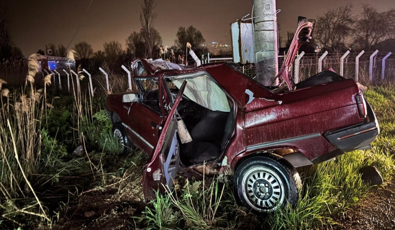 Kütahya'da otomobil beton direğe çarptı: 1 öldü, 1 yaralı