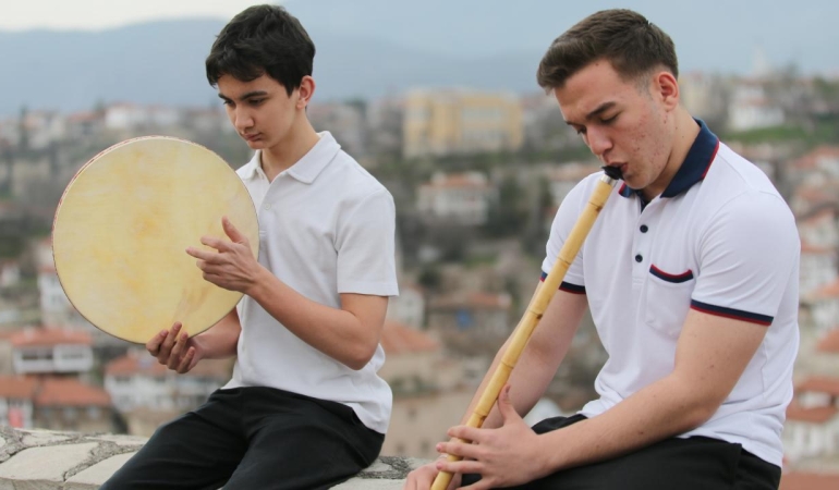 Lise öğrencileri Safranbolu'da geleneksel Türk müziğini tanıtıyor