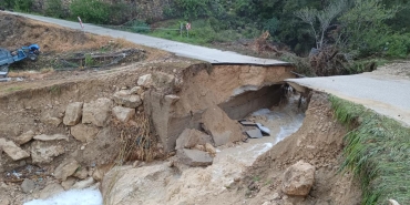 Mersin'de sağanak nedeniyle yol çöktü