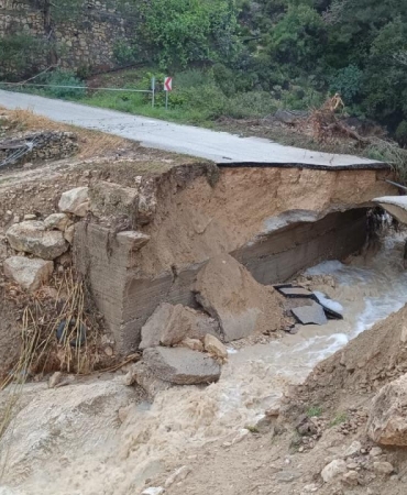 Mersin'de sağanak nedeniyle yol çöktü