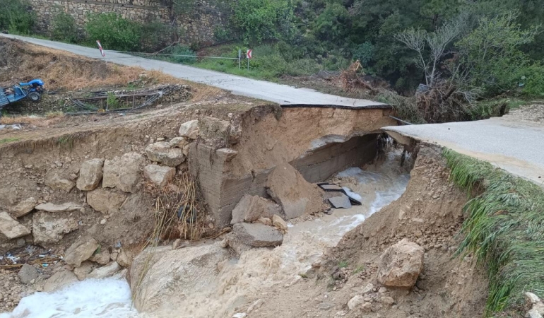 Mersin'de sağanak nedeniyle yol çöktü