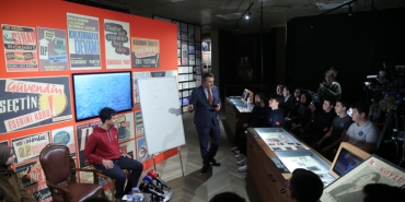 Milli Eğitim Bakanı Tekin lise öğrencilerine ders anlattı