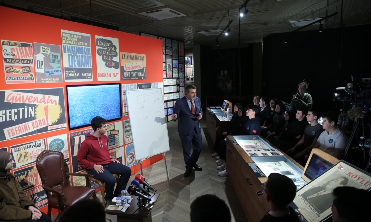 Milli Eğitim Bakanı Tekin lise öğrencilerine ders anlattı