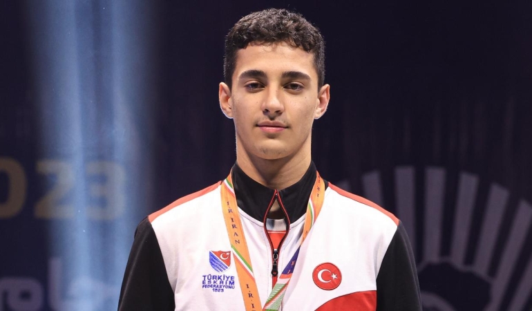 Milli eskrimci Yaman'dan altın madalya