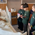 Minik öğrenciler, okudukları hikayelerle hastalara moral oluyor