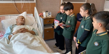 Minik öğrenciler, okudukları hikayelerle hastalara moral oluyor