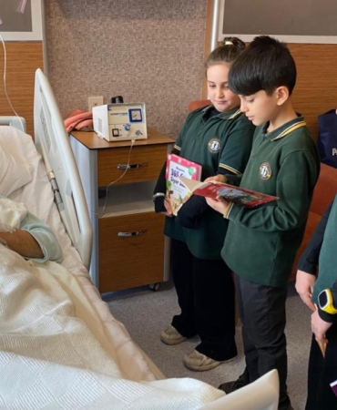 Minik öğrenciler, okudukları hikayelerle hastalara moral oluyor