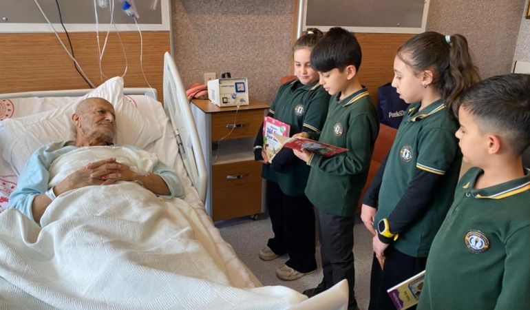 Minik öğrenciler, okudukları hikayelerle hastalara moral oluyor