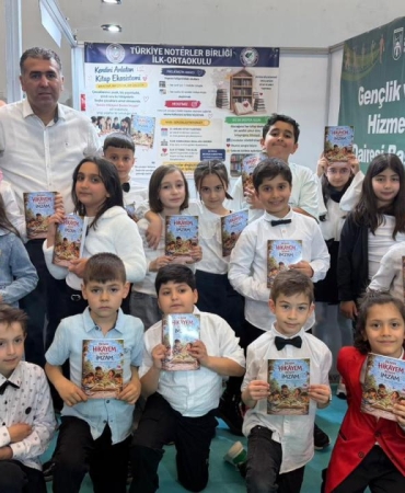 Minik yazarlar kitaplarını deprem bölgesi için imzaladı