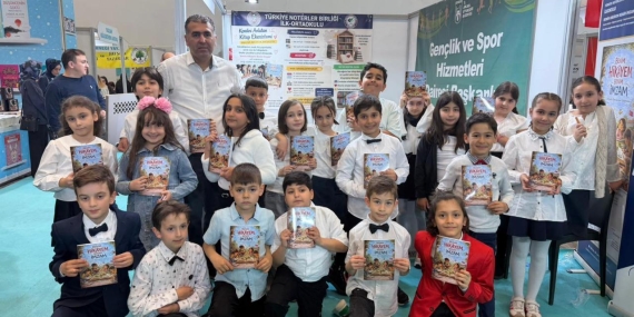 Minik yazarlar kitaplarını deprem bölgesi için imzaladı