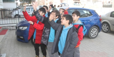 Miniklerin iyilik timi iş başında: Harçlıklar akülü araca dönüştü