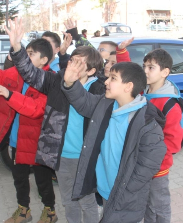 Miniklerin iyilik timi iş başında: Harçlıklar akülü araca dönüştü